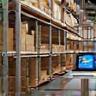Rangements de colis e-commerce sur étagères avec ordinateur